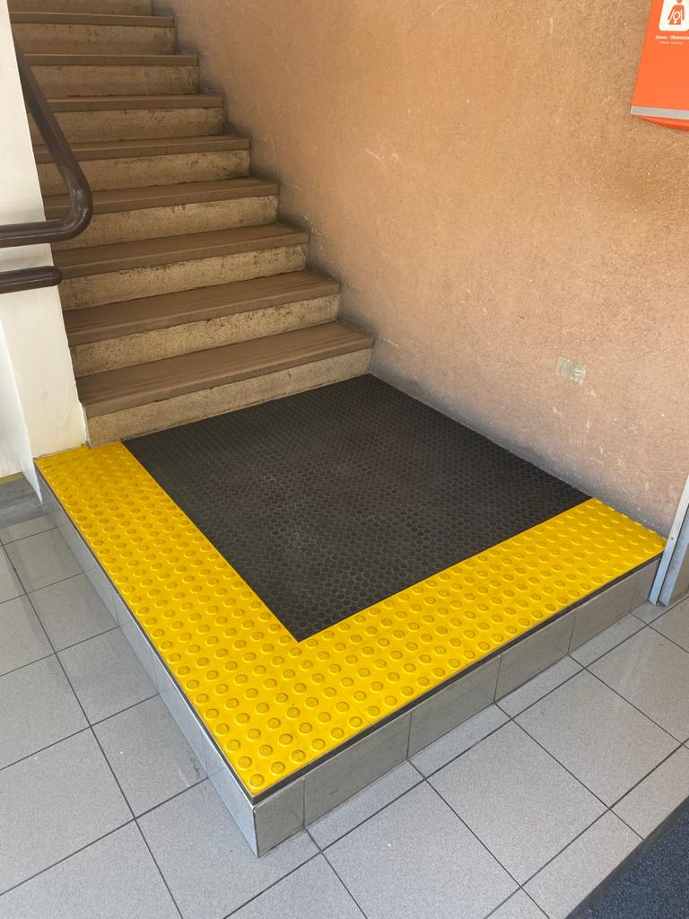 PALMETA TACTIL NO VIDENTE ESTRIADO 30CMX30CM